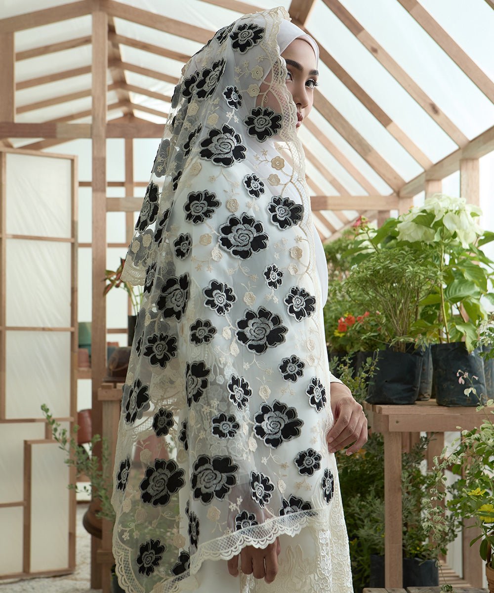 Kamelia Selendang Premium Scarves In BlackSelendang - myballerine